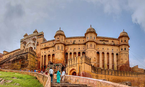 Hire Best Taxi Service in Udaipur for Heritage Tours